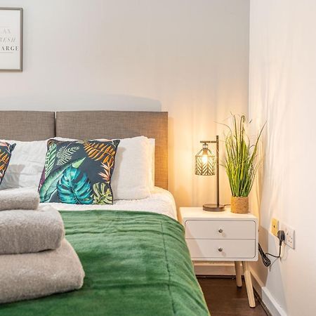 City Centre Flat Ideal For Contractors, Families & Relocators - Disable People Welcome - Free Parking, Fast Wifi, Smart Tv And 2 Bathrooms, 7Min Walk From Train Station! Coventry Dış mekan fotoğraf
